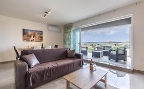 3 Bedroom Apartment - Walking Distance From Airport